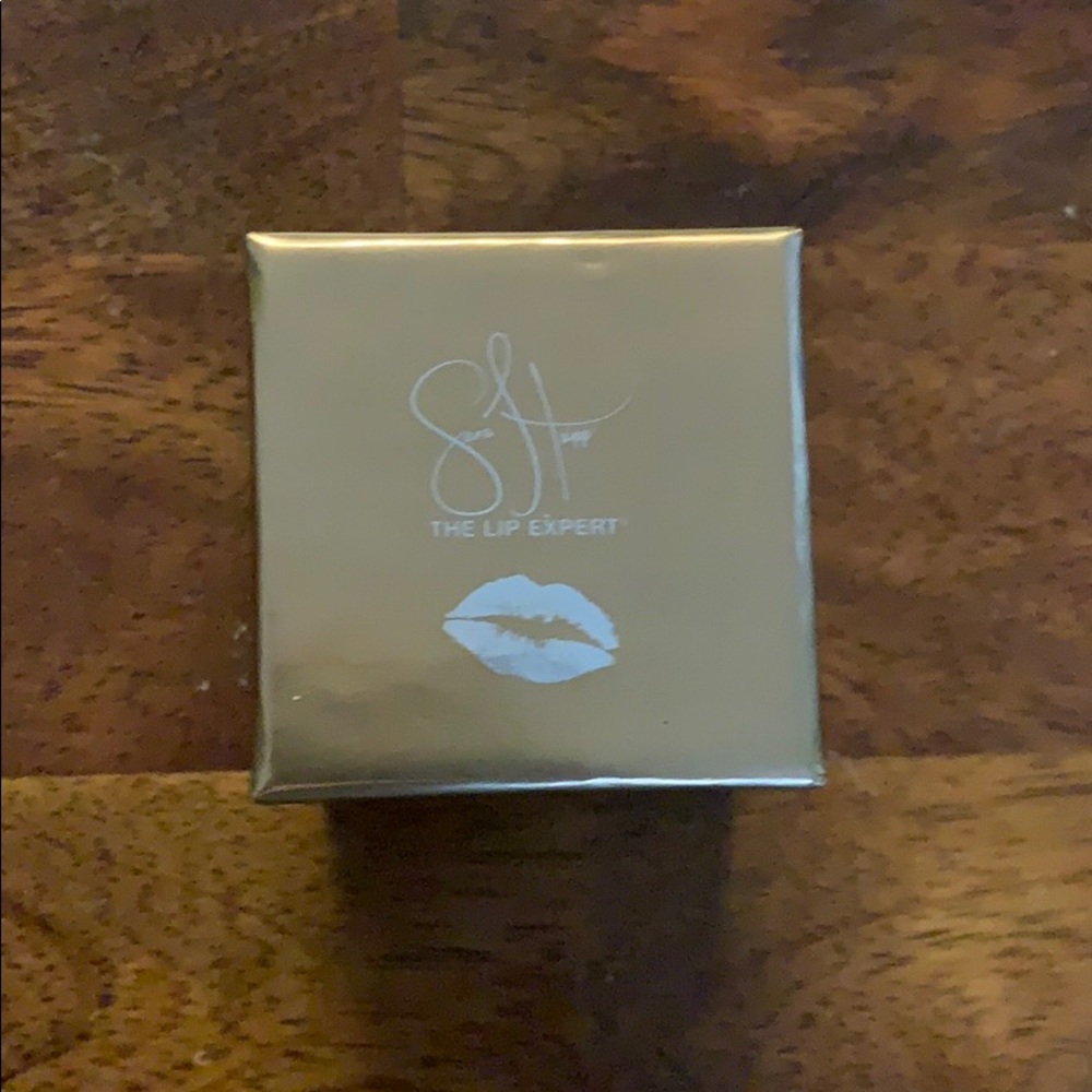 Lip exfoliator